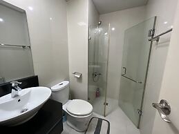 Del'S Condotel across NAIA Terminal 3