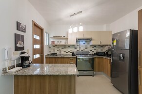 Modern Apt With free parking and AC 3brs