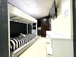 Super OYO 910 Sabaidee Suites