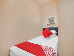 OYO 912 Fb Suites
