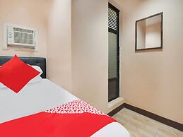 OYO 912 Fb Suites