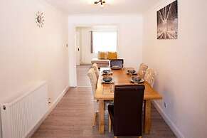 Cozy 3-bedroom Home in Luton