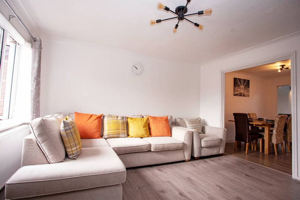 Cozy 3-bedroom Home in Luton