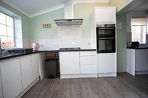 Cozy 3-bedroom Home in Luton