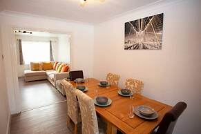 Cozy 3-bedroom Home in Luton