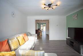Cozy 3-bedroom Home in Luton