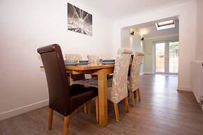 Cozy 3-bedroom Home in Luton