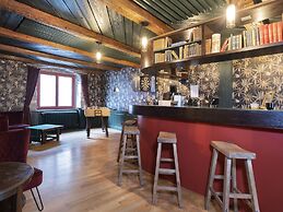Peanut Medieval Lodge
