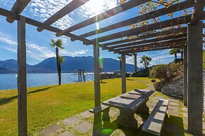 Blu Lake Apartment on Ghiffa Beach