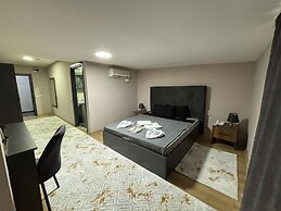 Side Mira Palace