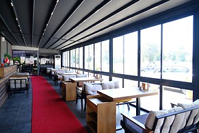 Side Mira Palace