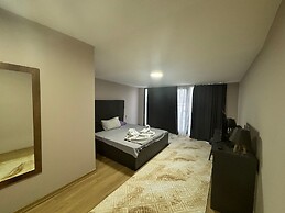 Side Mira Palace
