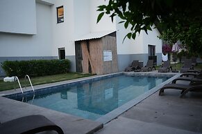 Side Mira Palace