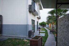 Side Mira Palace
