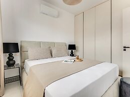Sanders Only - Cute 2-bdr Apt With Balcony