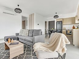Sanders Only - Delightful 2-bdr Apt With Balcony