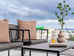 Sanders Only - Delightful 2-bdr Apt With Balcony
