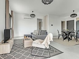 Sanders Only - Delightful 2-bdr Apt With Balcony