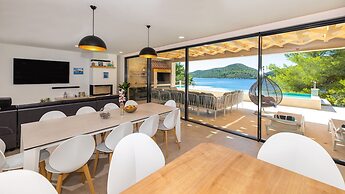 Beachfront Villa Brulupes