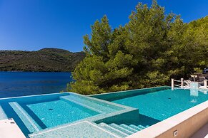 Beachfront Villa Brulupes