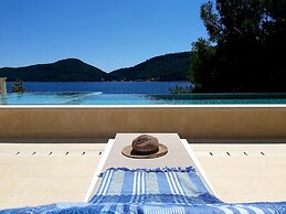 Beachfront Villa Brulupes