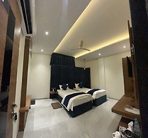 Hotel Lunar Stays