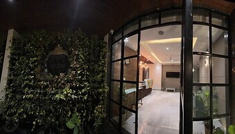 Hotel Lunar Stays