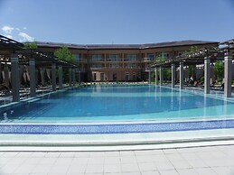 Charos Deluxe Resort