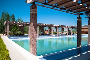 Charos Deluxe Resort