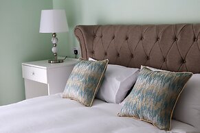 100 Boutique Living