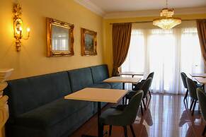 100 Boutique Living