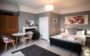 LABURNUM HOUSE & BISTRO EN GLAZE