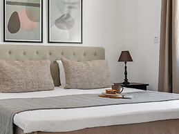 Sanders White Mountains - Vibrant Villa With Pool