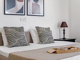 Sanders White Mountains - Vibrant Villa With Pool