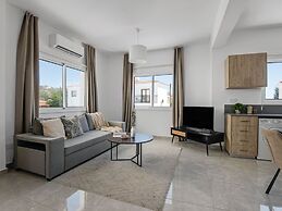 Sanders White Mountains - Vibrant Villa With Pool