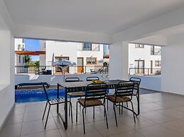 Sanders White Mountains - Vibrant Villa With Pool