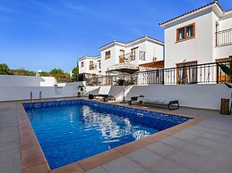 Sanders White Mountains - Vibrant Villa With Pool