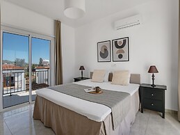 Sanders White Mountains - Vibrant Villa With Pool