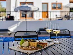 Sanders White Mountains - Vibrant Villa With Pool