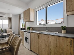 Sanders White Mountains - Vibrant Villa With Pool