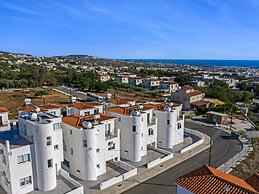 Sanders White Mountains - Vibrant Villa With Pool