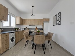 Sanders White Mountains - Vibrant Villa With Pool