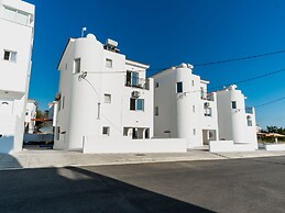 Sanders White Mountains - Vibrant Villa With Pool