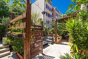 Apartments & Room Frane
