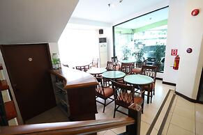 OYO 210 Apple Tree Suites
