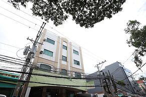 OYO 210 Apple Tree Suites