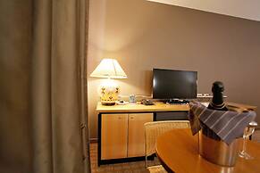 Golden Pebble Hotel