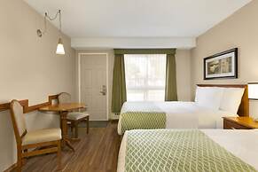 Colonial Square Inn & Suites