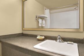 Colonial Square Inn & Suites