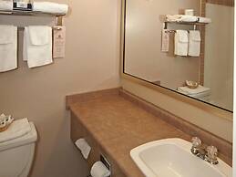 Colonial Square Inn & Suites